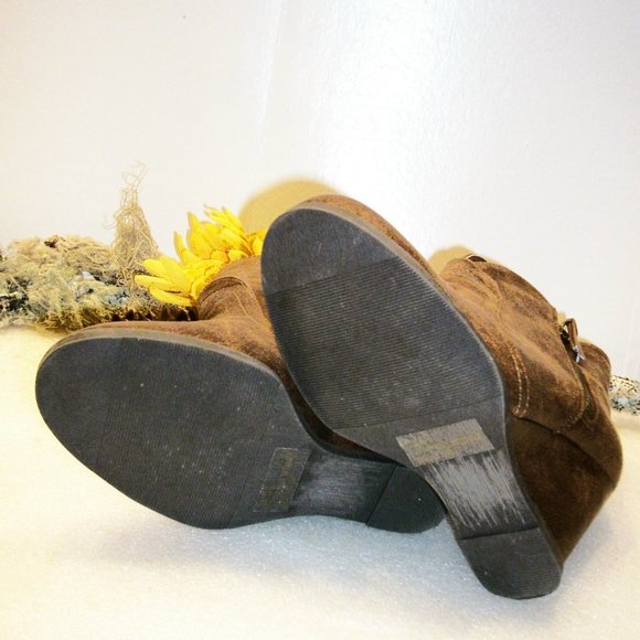 QUPID Sz 5.5 NEW Brown Distressed Look Faux Leather Booties 3 1/4 Wedge Side Zip - Picture 9 of 14